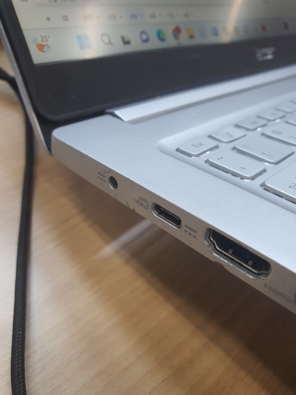 노트북을 충전할 수 있는 C타입 충전은 외부사용시 유용하다