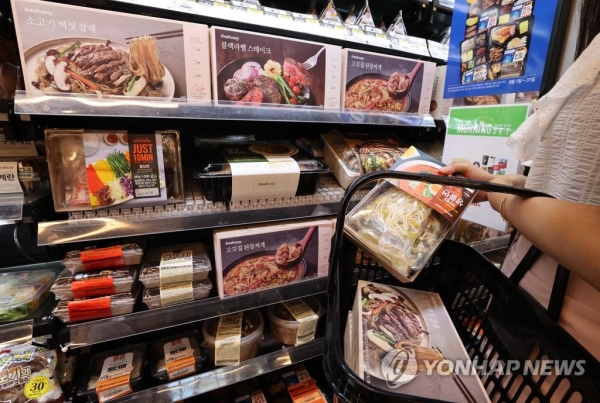 무인매장에서 쇼핑하는 모습 (사진: 연합뉴스)
